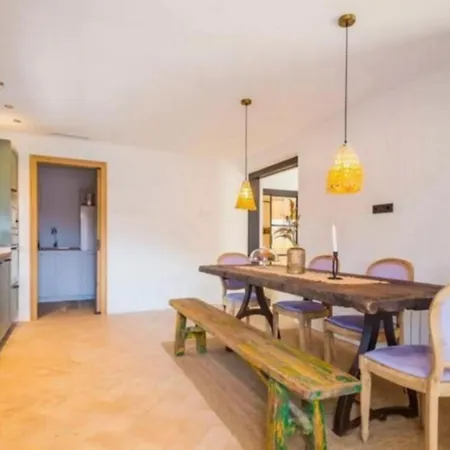 Independiente Con Piscina En * Vall-Llobrega